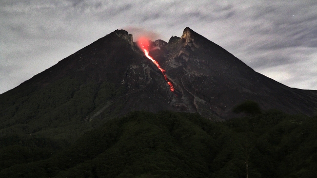 Endonezya'da Merapi Yanardağı'nda patlama